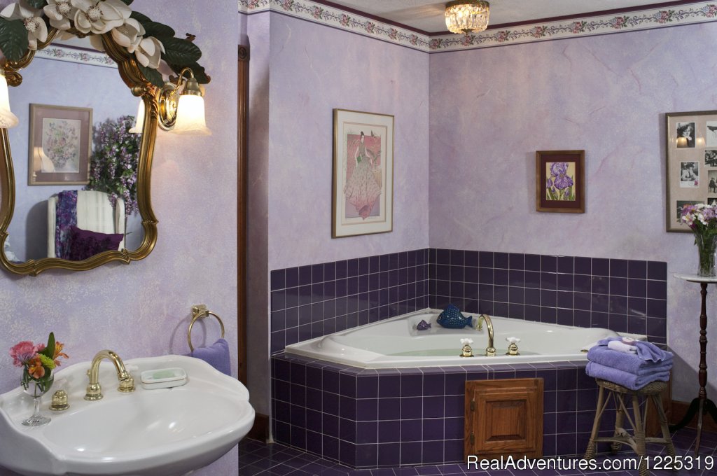 Colette's Jacuzzi | Cliff Cottage B&B Luxury Suites/Historic Cottages | Image #15/23 | 