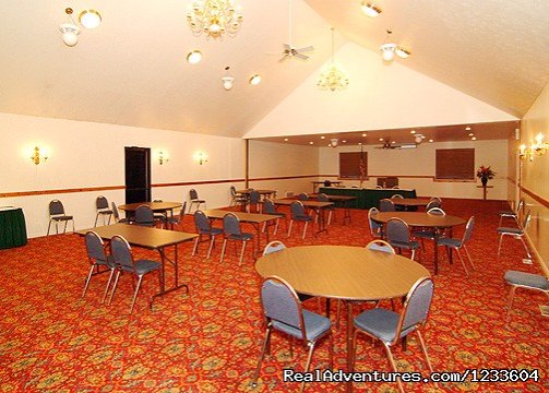 Monarch Hall | Rodeway Inn & Suites Pronghorn Lodge | Image #5/13 | 