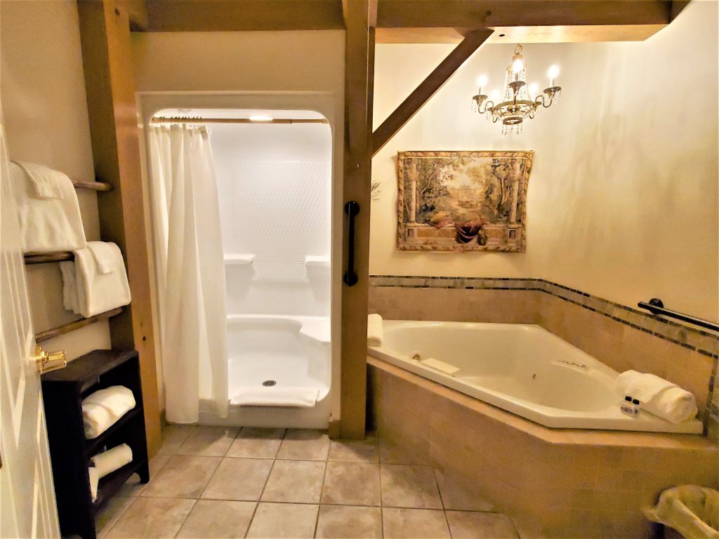 Jacuzzi Tub | Historic Barn Inn Bed And Breakfast | Image #5/11 | 