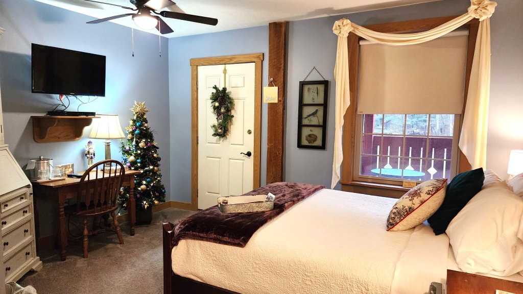 Blue Harvest King Suite | Historic Barn Inn Bed And Breakfast | Image #7/11 | 