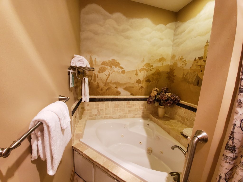 Queen Jacuzzi Suite | Historic Barn Inn Bed And Breakfast | Image #11/11 | 