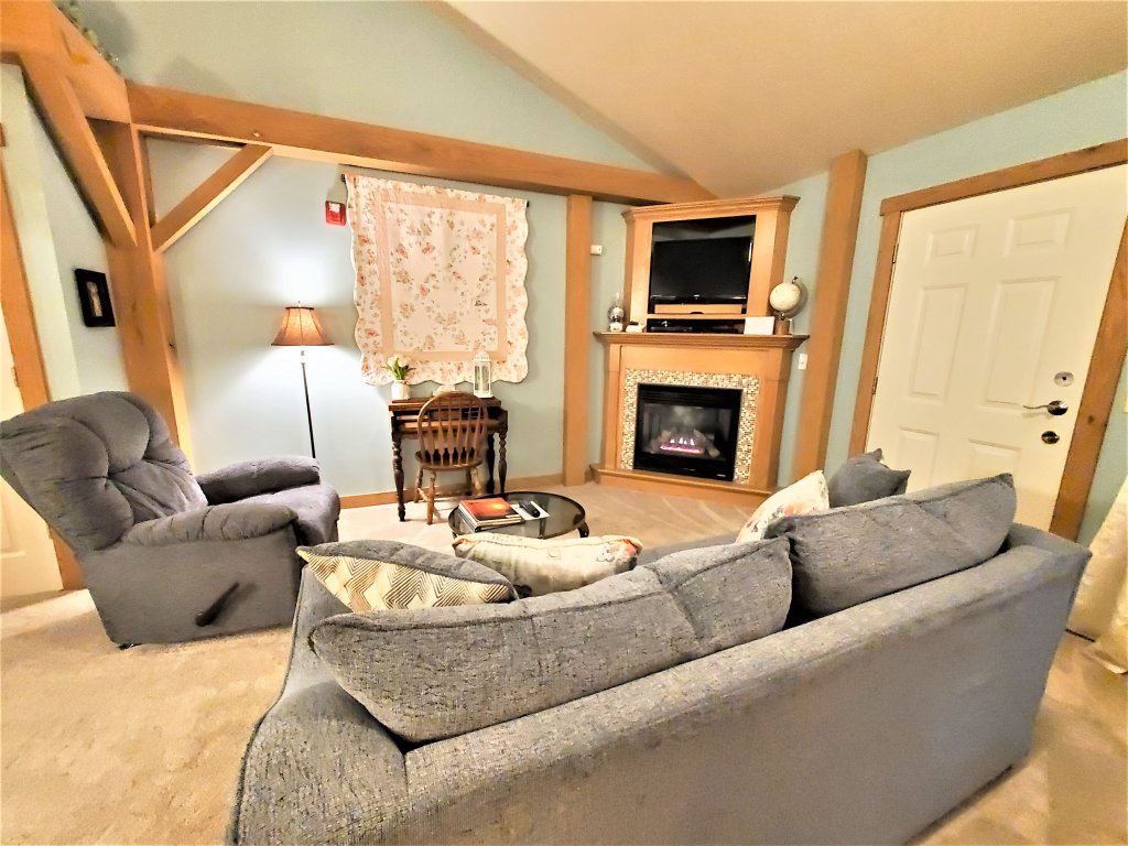 King Suite | Historic Barn Inn Bed And Breakfast | Image #4/11 | 