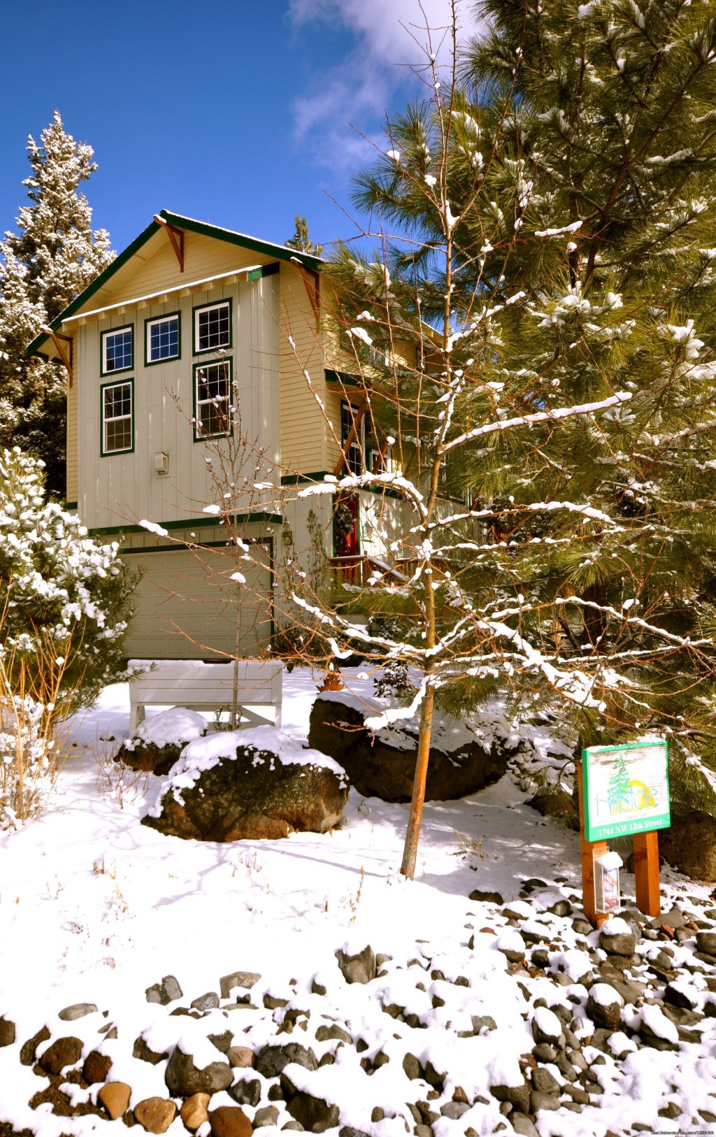 Winter at Hillside Inn | Modern B&B close to downtown Bend, Oregon | Image #4/7 | 