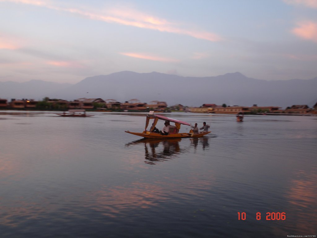kashmir | Lgbt Private Holiday Trips -india, Nepal , Bhutan | Image #14/15 | 