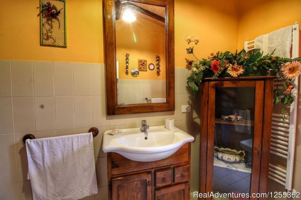 Bathroom | Hunting in Tuscany 'Riserva di Caccia Le Corniole' | Image #21/26 | 