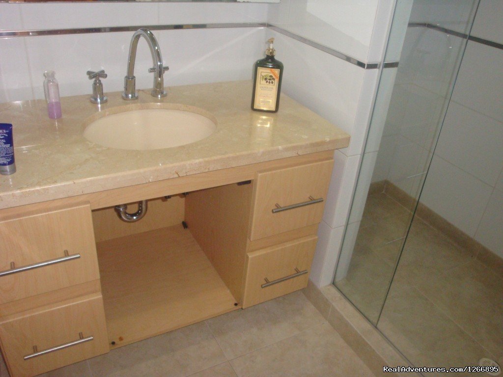 Bathroom | Modern Furnished Apartment In Zona Rosa Bogota | Image #6/8 | 