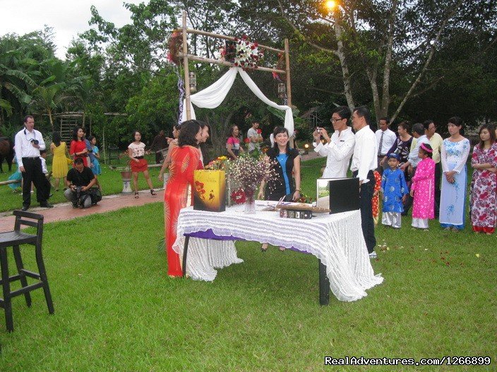 A wedding party on the grass yard | Memento Bed & Breakfast | Image #10/13 | 