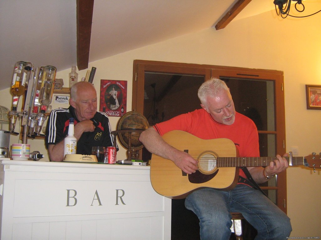 Lounge where guests can bring their own drink | Warm irish welcime in rural France | Image #9/16 | 