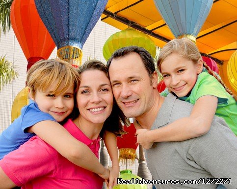 Family having fun with Chinese Lamps | China Discovery Tour | Image #6/6 | 