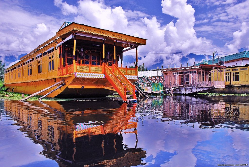 Floating Luxury - House Boat | KasHmiR ExotiCA - Enjoy The HEAVEN on Earth | Image #3/21 | 