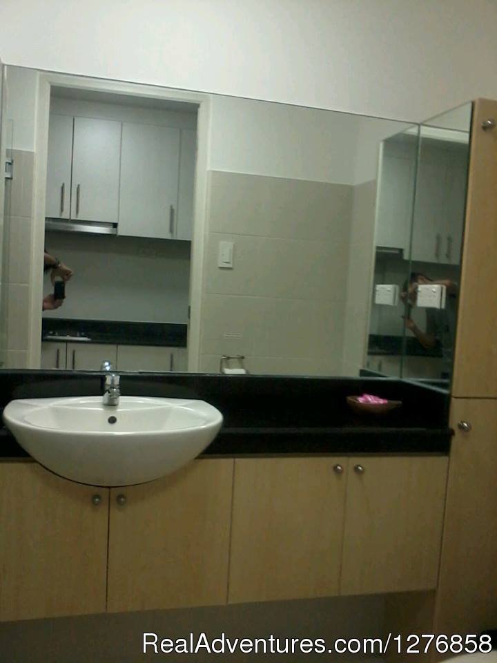 Modern bathroom | Sea Residences Condominium next to SM Mall of Asia | Image #11/19 | 