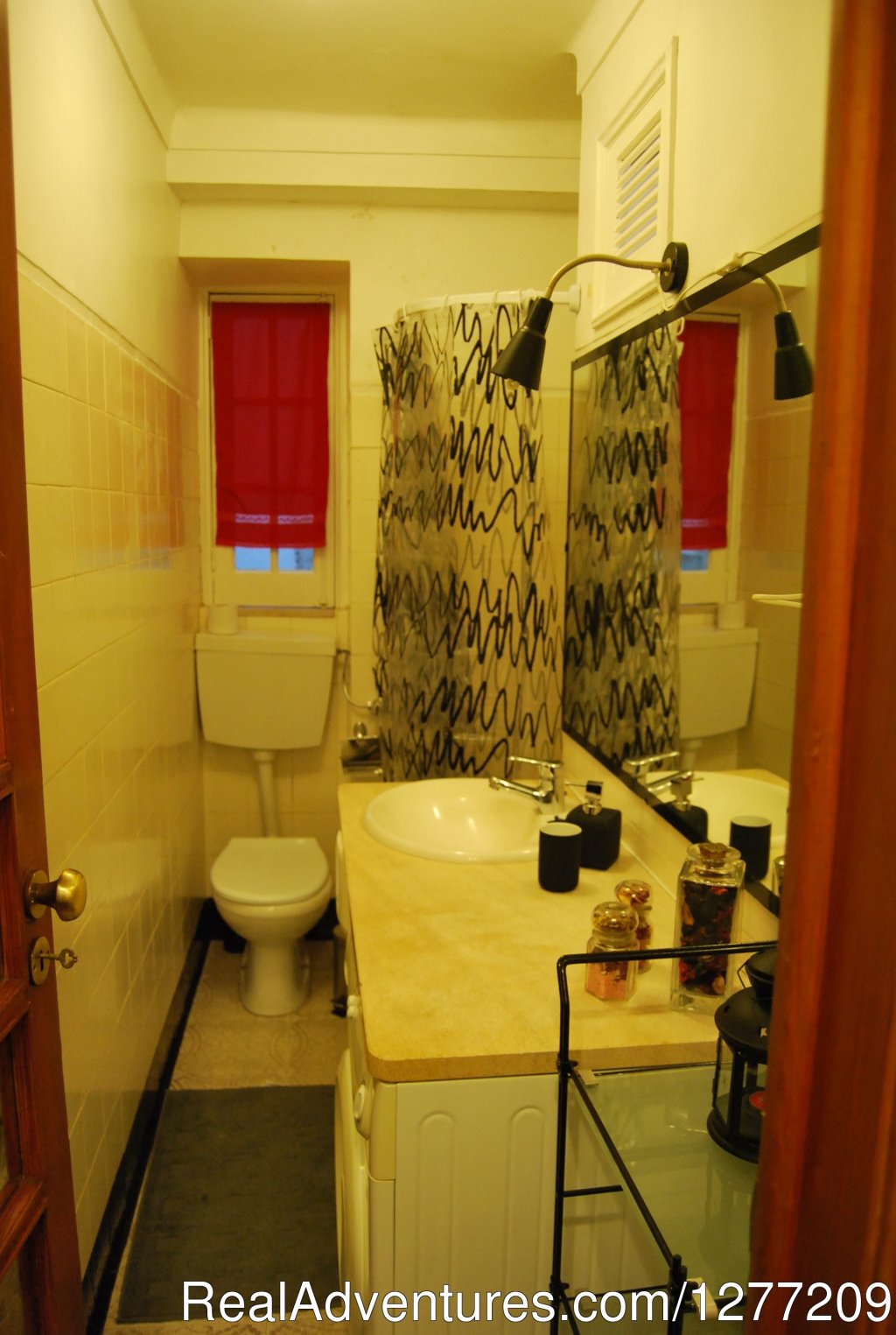 Bathroom | House in Heart of Lisbon | Image #12/18 | 