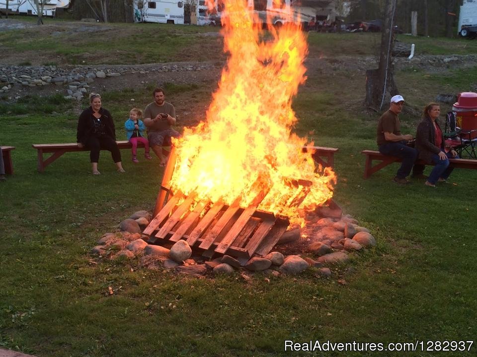 Bonfire | Delaware Water Gap-Pocono Mountain KOA | Image #10/11 | 