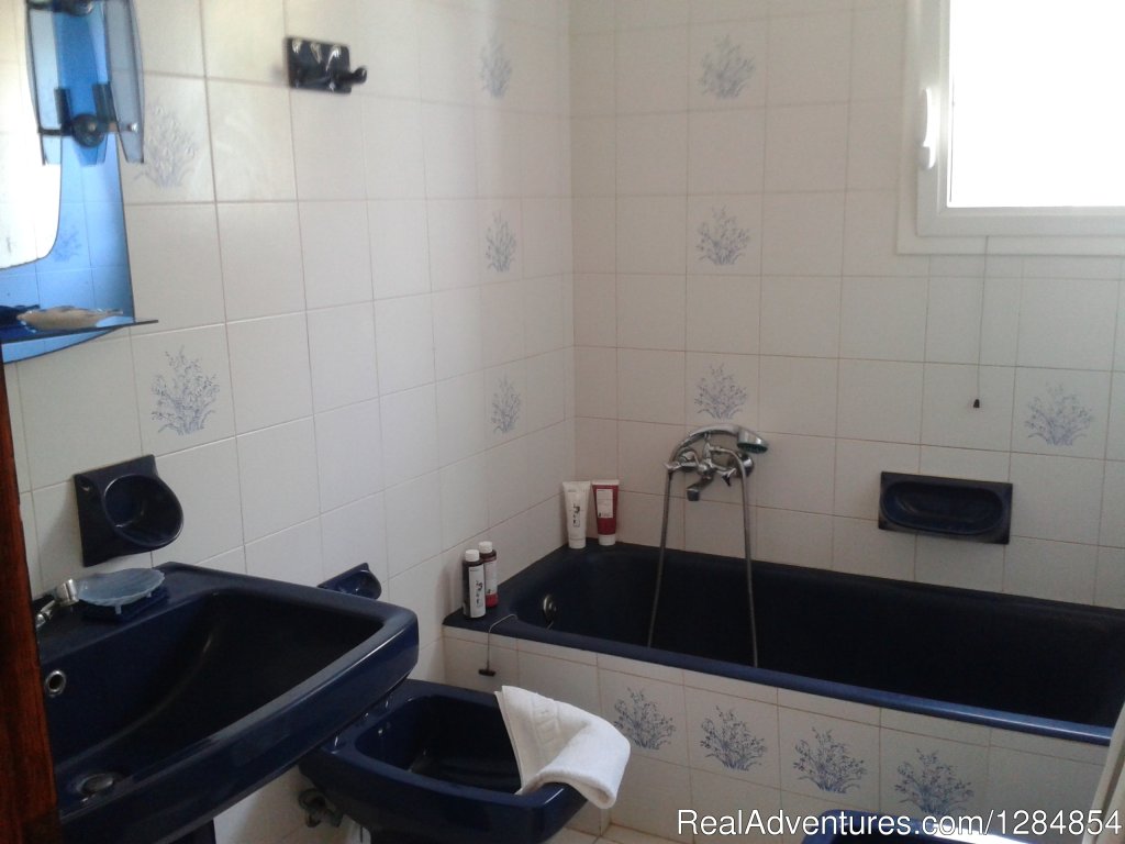 Wind Villas, en suite bathroom (3 bedroom Villa) | Wind Villas, Pounda Paros- Kitesurfing/Windsurfing | Image #7/12 | 