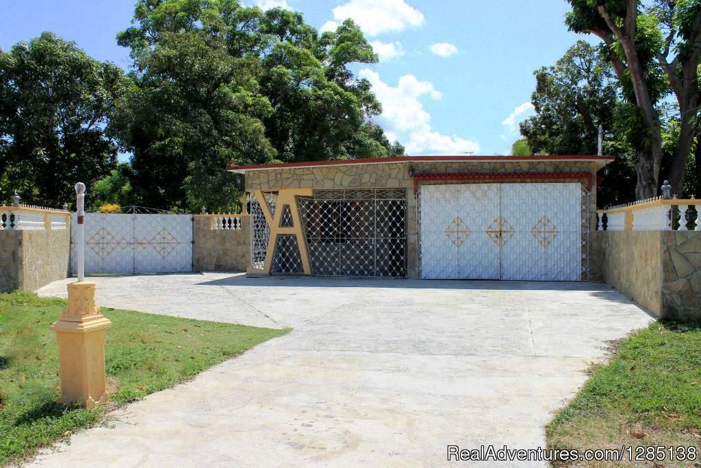 Front view | Hostal El Rubio | Trinidad, Cuba | Bed & Breakfasts | Image #1/8 | 