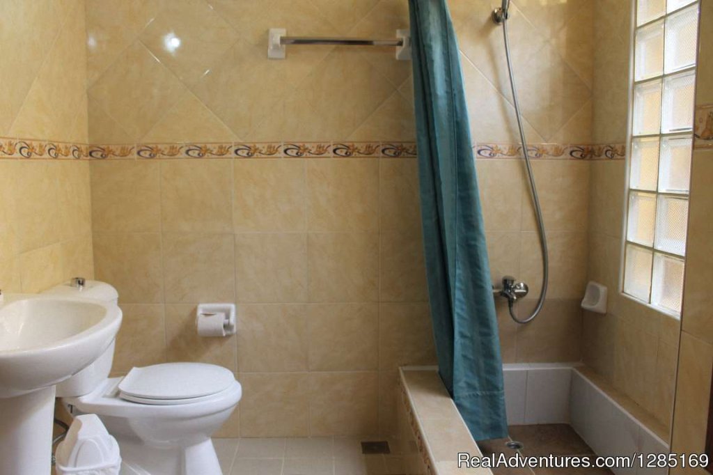 Bathroom 2 | Hostal Yixi | Image #10/13 | 