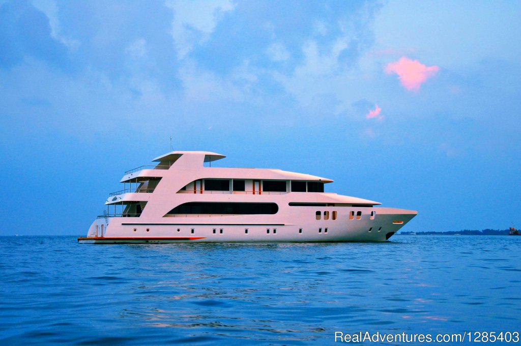 Adora / Side View | Adora Best Luxury Crusie | Image #3/23 | 