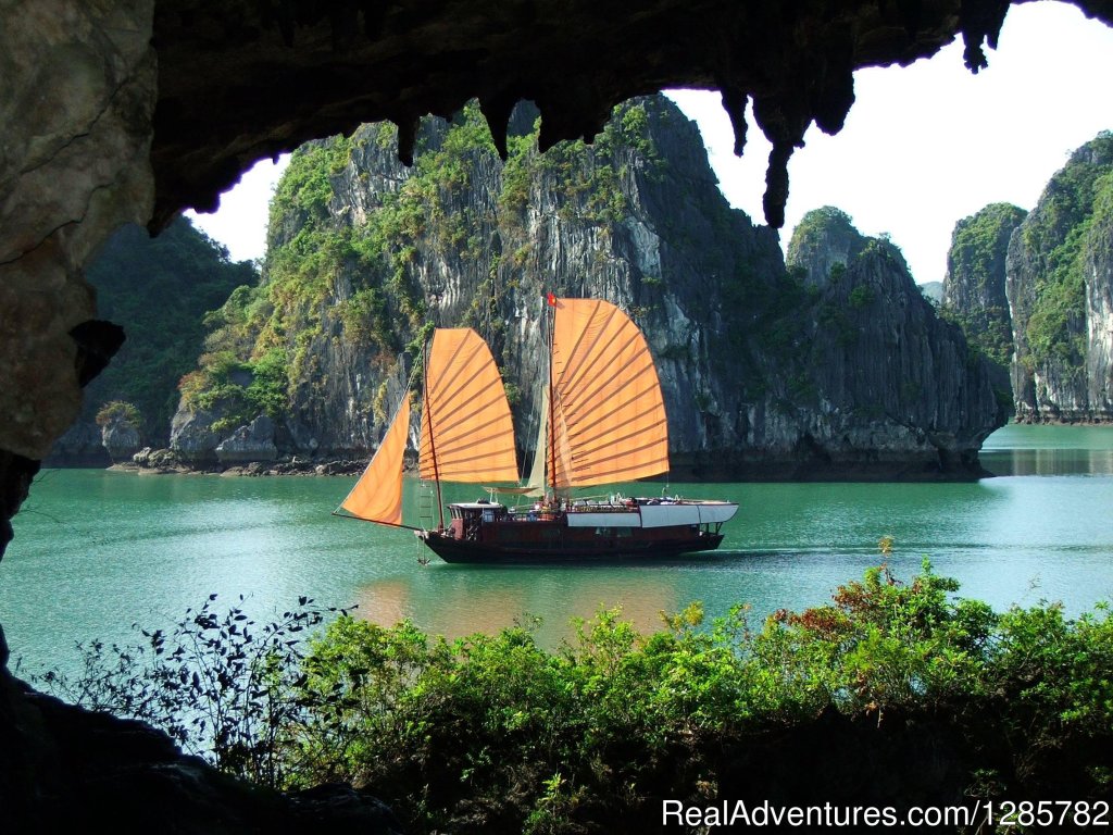 Halong bay luxury cruise explore bay and karst | Hanoi Sapa Halong Bay Itinerary Discovery | Image #2/5 | 