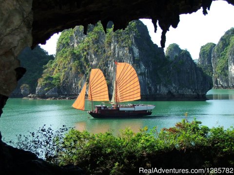 Halong bay luxury cruise explore bay and karst