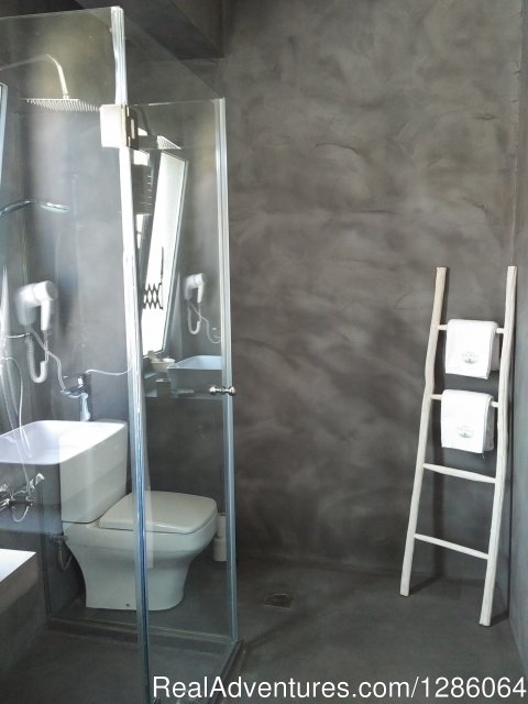 Villa Agave, ensuite bathroom Artemide