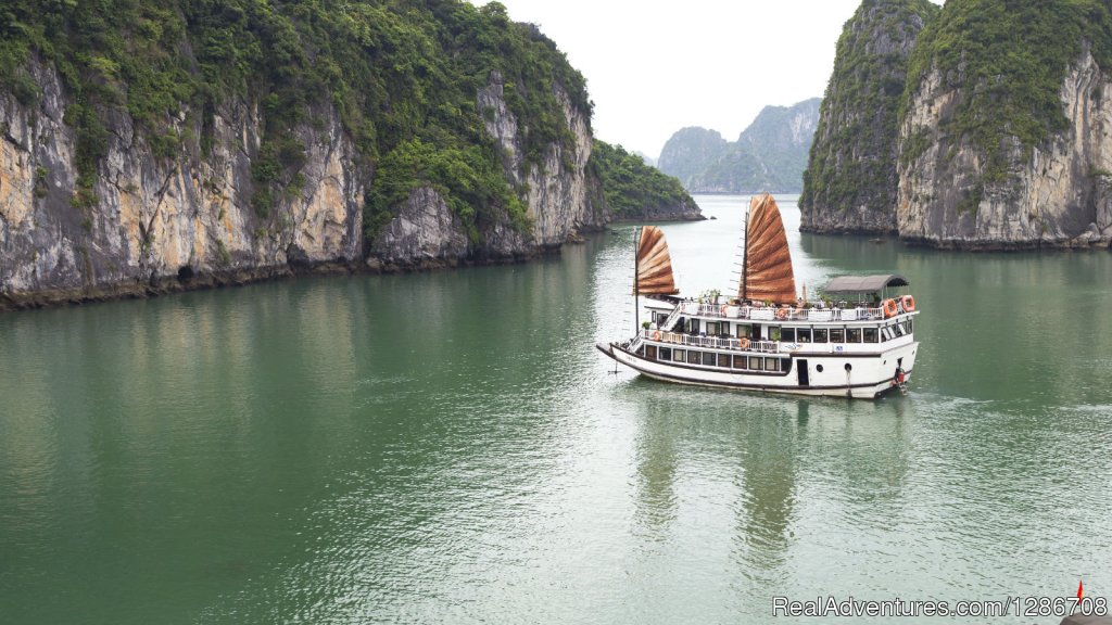 Bai Tu Long Bay | Discovering The World Heritage, Amazing Halong Bay | Image #6/16 | 