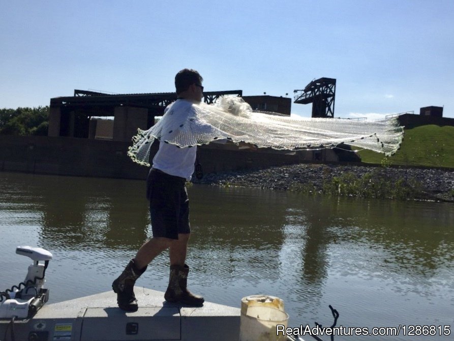 Casting A 10' Net For Bait | Fish Memphis for Trophy Catfish | Image #23/45 | 