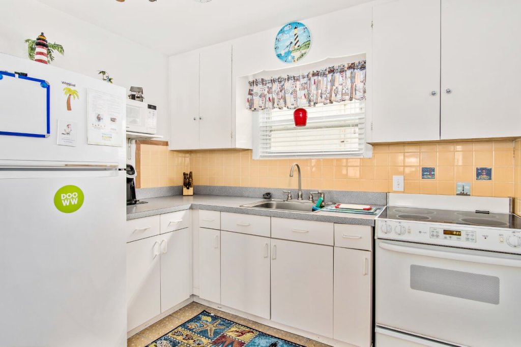 Full Size Kitchen | Pet Friendly beach Block rental | Image #2/6 | 