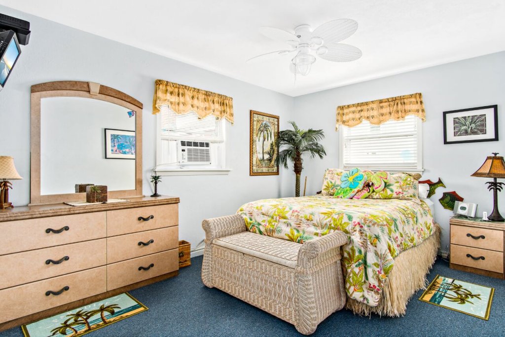 Queen Palm Paradise | Pet Friendly beach Block rental | Image #3/6 | 